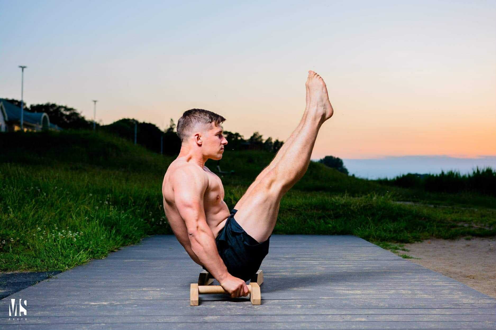 Zajęcia kalisteniki - osoba ćwicząca na paraletkach